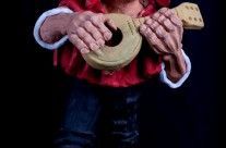 Campesino tocando Charango